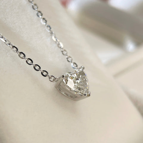 Side view showing the setting of a 1.5 carat heart-shaped lab grown diamond necklace in S925 sterling silver.