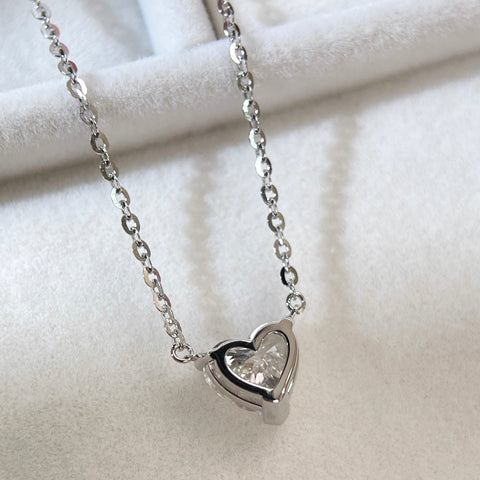 Back view showing the setting of a 1.5 carat heart-shaped lab grown diamond necklace in S925 sterling silver.