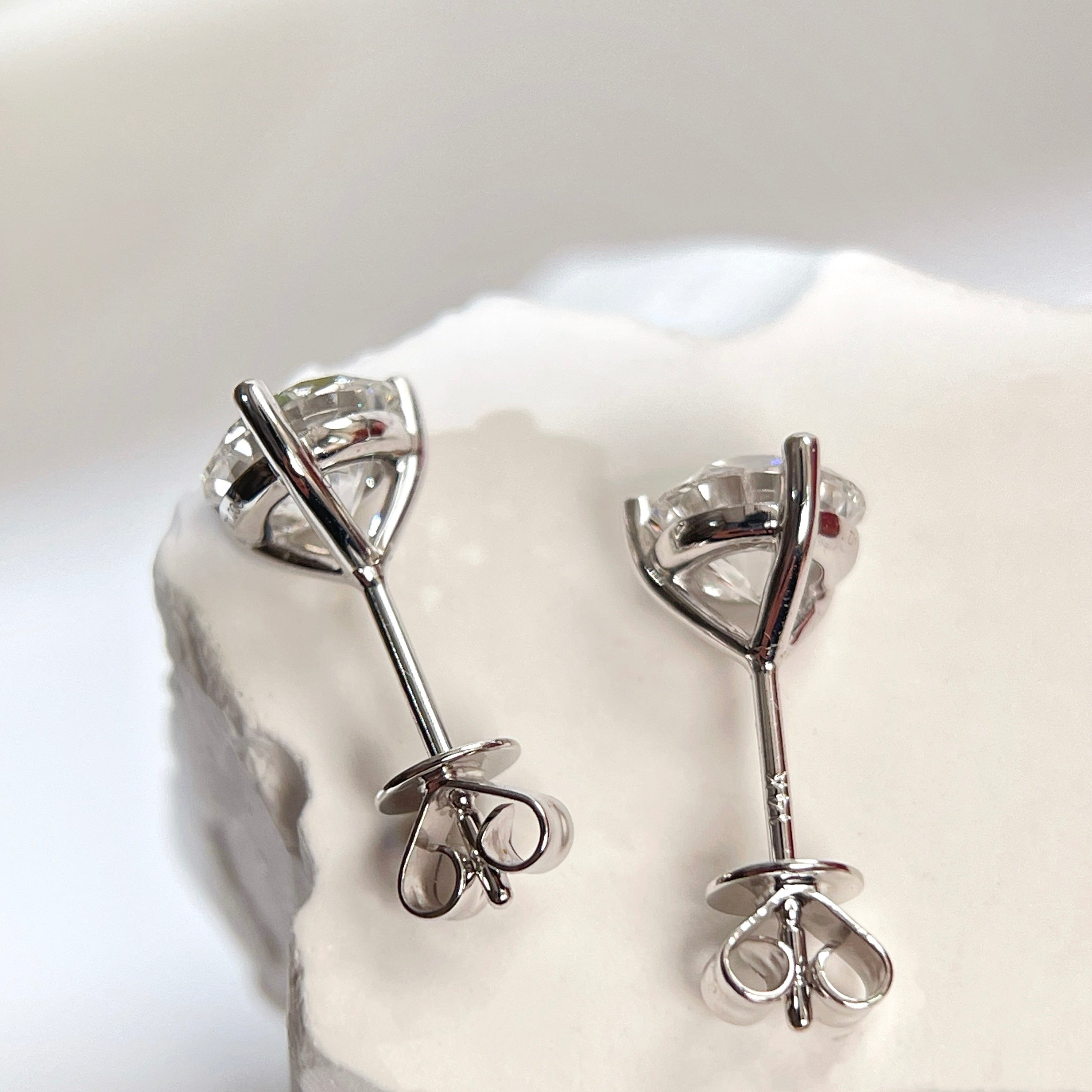 Back view showing the tapered three-prong Martini settings and push backs