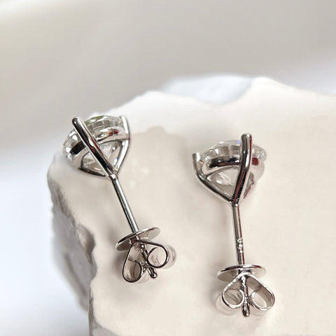 Back view showing the tapered three-prong Martini settings and push backs
