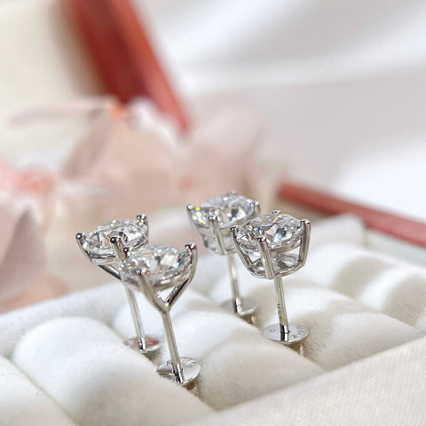 Back comparison showing four-prong basket and tapered three-prong Martini settings