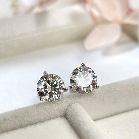 Close-up display of 1.5 carat round lab grown diamonds in Martini settings