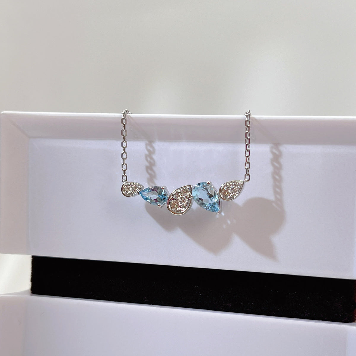 Aquamarine necklace 18K white gold diamond