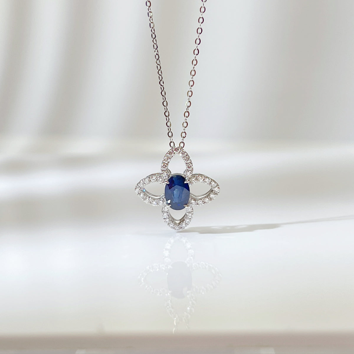 Lucky Clover Natural Blue Sapphire Pendant 18K solid gold